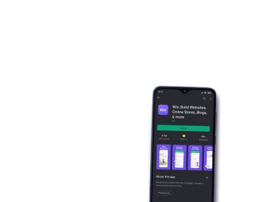 Lod, Israel - 8 Temmuz 2020: Wix uygulaması oyun mağazası sayfası beyaz arka planda izole edilmiş siyah bir cep telefonu ekranında. Üst görünüm düzlüğü kopyalama alanı ile yatıyordu.