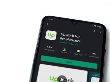 Lod, Israel - 8 Temmuz 2020: Freelancers uygulama oyun mağazası sayfası için beyaz arkaplanda izole edilmiş siyah bir cep telefonu görüntüsü. Üst görünüm düzlüğü kopyalama alanı ile yatıyordu.