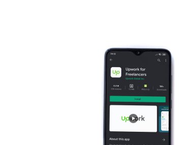 Lod, Israel - 8 Temmuz 2020: Freelancers uygulama oyun mağazası sayfası için beyaz arkaplanda izole edilmiş siyah bir cep telefonu görüntüsü. Üst görünüm düzlüğü kopyalama alanı ile yatıyordu.