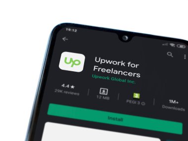 Lod, Israel - 8 Temmuz 2020: Freelancers uygulama oyun mağazası sayfası için beyaz arkaplanda izole edilmiş siyah bir cep telefonu görüntüsü. Üst görünüm düzlüğü kopyalama alanı ile yatıyordu.