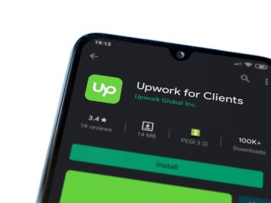 Lod, Israel - 8 Temmuz 2020: Müşteriler için güncelleme uygulaması oyun mağazası sayfası beyaz arkaplanda izole edilmiş siyah bir cep telefonu ekranında. Üst görünüm düzlüğü kopyalama alanı ile yatıyordu.