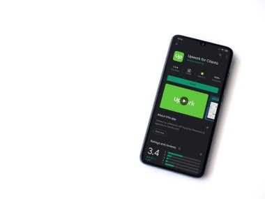 Lod, Israel - 8 Temmuz 2020: Müşteriler için güncelleme uygulaması oyun mağazası sayfası beyaz arkaplanda izole edilmiş siyah bir cep telefonu ekranında. Üst görünüm düzlüğü kopyalama alanı ile yatıyordu.