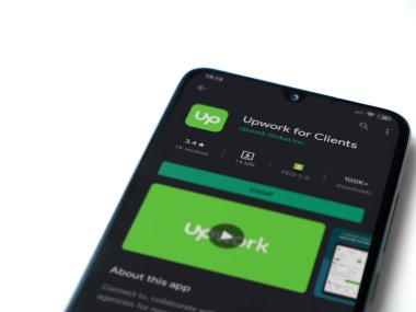 Lod, Israel - 8 Temmuz 2020: Müşteriler için güncelleme uygulaması oyun mağazası sayfası beyaz arkaplanda izole edilmiş siyah bir cep telefonu ekranında. Üst görünüm düzlüğü kopyalama alanı ile yatıyordu.