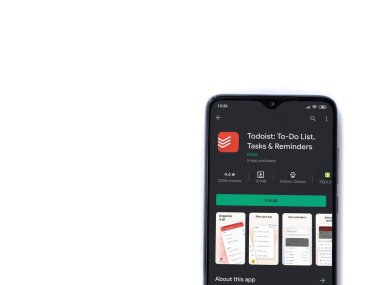 Lod, Israel - 8 Temmuz 2020: Todoist uygulama oyun mağazası sayfası beyaz arkaplanda izole edilmiş siyah bir cep telefonu ekranında. Üst görünüm düzlüğü kopyalama alanı ile yatıyordu.