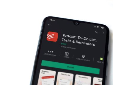 Lod, Israel - 8 Temmuz 2020: Todoist uygulama oyun mağazası sayfası beyaz arkaplanda izole edilmiş siyah bir cep telefonu ekranında. Üst görünüm düzlüğü kopyalama alanı ile yatıyordu.