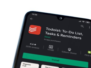 Lod, Israel - 8 Temmuz 2020: Todoist uygulama oyun mağazası sayfası beyaz arkaplanda izole edilmiş siyah bir cep telefonu ekranında. Üst görünüm düzlüğü kopyalama alanı ile yatıyordu.