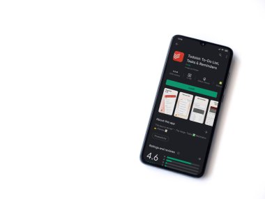 Lod, Israel - 8 Temmuz 2020: Todoist uygulama oyun mağazası sayfası beyaz arkaplanda izole edilmiş siyah bir cep telefonu ekranında. Üst görünüm düzlüğü kopyalama alanı ile yatıyordu.