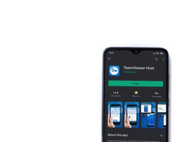 Lod, Israel - 8 Temmuz 2020: Takım İzleyici Uygulama uygulaması oyun sayfası beyaz arkaplanda izole edilmiş siyah bir cep telefonu ekranında. Üst görünüm düzlüğü kopyalama alanı ile yatıyordu.