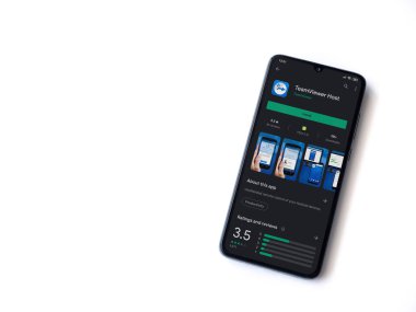 Lod, Israel - 8 Temmuz 2020: Takım İzleyici Uygulama uygulaması oyun sayfası beyaz arkaplanda izole edilmiş siyah bir cep telefonu ekranında. Üst görünüm düzlüğü kopyalama alanı ile yatıyordu.