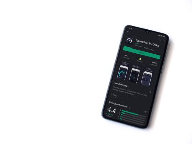 Lod, Israel - 8 Temmuz 2020: Beyaz arkaplanda izole edilmiş siyah bir cep telefonu ekranında en hızlı uygulama oyun mağazası sayfası. Üst görünüm düzlüğü kopyalama alanı ile yatıyordu.