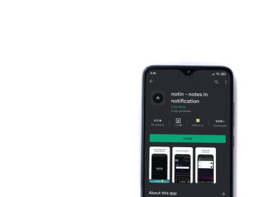 Lod, Israel - 8 Temmuz 2020: beyaz arka planda izole edilmiş siyah bir cep telefonu ekranında uygulamalı oyun mağazası sayfasında değil. Üst görünüm düzlüğü kopyalama alanı ile yatıyordu.