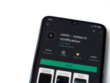 Lod, Israel - 8 Temmuz 2020: beyaz arka planda izole edilmiş siyah bir cep telefonu ekranında uygulamalı oyun mağazası sayfasında değil. Üst görünüm düzlüğü kopyalama alanı ile yatıyordu.