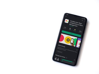 Lod, Israel - 8 Temmuz 2020: Pazartesi uygulaması oyun mağazası sayfası beyaz arka planda izole edilmiş siyah bir cep telefonu ekranında. Üst görünüm düzlüğü kopyalama alanı ile yatıyordu.