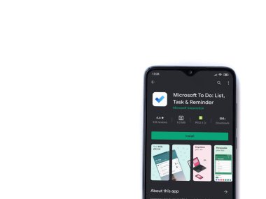 Lod, Israel - 8 Temmuz 2020: Microsoft To Do app playshop sayfası beyaz arkaplanda izole edilmiş siyah bir cep telefonu ekranında. Üst görünüm düzlüğü kopyalama alanı ile yatıyordu.