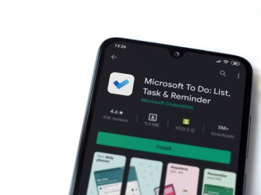 Lod, Israel - 8 Temmuz 2020: Microsoft To Do app playshop sayfası beyaz arkaplanda izole edilmiş siyah bir cep telefonu ekranında. Üst görünüm düzlüğü kopyalama alanı ile yatıyordu.