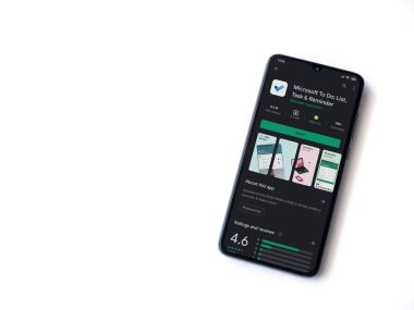 Lod, Israel - 8 Temmuz 2020: Microsoft To Do app playshop sayfası beyaz arkaplanda izole edilmiş siyah bir cep telefonu ekranında. Üst görünüm düzlüğü kopyalama alanı ile yatıyordu.