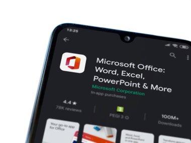Lod, Israel - 8 Temmuz 2020: Microsoft Office uygulama oyun mağazası sayfası beyaz arkaplanda izole edilmiş siyah bir cep telefonu ekranında. Üst görünüm düzlüğü kopyalama alanı ile yatıyordu.
