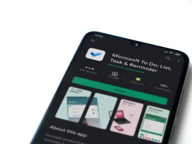 Lod, Israel - 8 Temmuz 2020: Microsoft To Do app playshop sayfası beyaz arkaplanda izole edilmiş siyah bir cep telefonu ekranında. Üst görünüm düzlüğü kopyalama alanı ile yatıyordu.