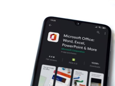 Lod, Israel - 8 Temmuz 2020: Microsoft Office uygulama oyun mağazası sayfası beyaz arkaplanda izole edilmiş siyah bir cep telefonu ekranında. Üst görünüm düzlüğü kopyalama alanı ile yatıyordu.