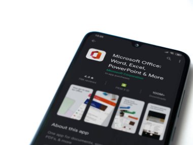 Lod, Israel - 8 Temmuz 2020: Microsoft Office uygulama oyun mağazası sayfası beyaz arkaplanda izole edilmiş siyah bir cep telefonu ekranında. Üst görünüm düzlüğü kopyalama alanı ile yatıyordu.