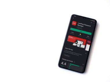 Lod, Israel - 8 Temmuz 2020: LastPass Şifre Yöneticisi uygulama oyun mağazası sayfası beyaz arkaplanda izole edilmiş siyah bir cep telefonu ekranında. Üst görünüm düzlüğü kopyalama alanı ile yatıyordu.