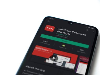 Lod, Israel - 8 Temmuz 2020: LastPass Şifre Yöneticisi uygulama oyun mağazası sayfası beyaz arkaplanda izole edilmiş siyah bir cep telefonu ekranında. Üst görünüm düzlüğü kopyalama alanı ile yatıyordu.