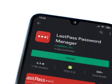 Lod, Israel - 8 Temmuz 2020: LastPass Şifre Yöneticisi uygulama oyun mağazası sayfası beyaz arkaplanda izole edilmiş siyah bir cep telefonu ekranında. Üst görünüm düzlüğü kopyalama alanı ile yatıyordu.