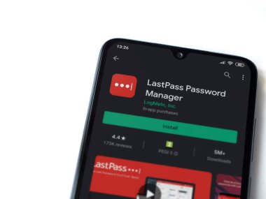 Lod, Israel - 8 Temmuz 2020: LastPass Şifre Yöneticisi uygulama oyun mağazası sayfası beyaz arkaplanda izole edilmiş siyah bir cep telefonu ekranında. Üst görünüm düzlüğü kopyalama alanı ile yatıyordu.