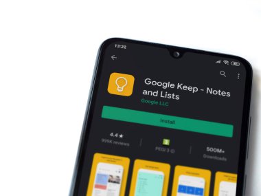 Lod, Israel - 8 Temmuz 2020: Google Keep uygulaması oyun mağazası sayfası beyaz arkaplanda izole edilmiş siyah bir cep telefonu ekranında. Üst görünüm düzlüğü kopyalama alanı ile yatıyordu.