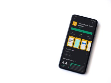 Lod, Israel - 8 Temmuz 2020: Google Keep uygulaması oyun mağazası sayfası beyaz arkaplanda izole edilmiş siyah bir cep telefonu ekranında. Üst görünüm düzlüğü kopyalama alanı ile yatıyordu.