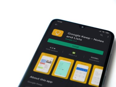 Lod, Israel - 8 Temmuz 2020: Google Keep uygulaması oyun mağazası sayfası beyaz arkaplanda izole edilmiş siyah bir cep telefonu ekranında. Üst görünüm düzlüğü kopyalama alanı ile yatıyordu.
