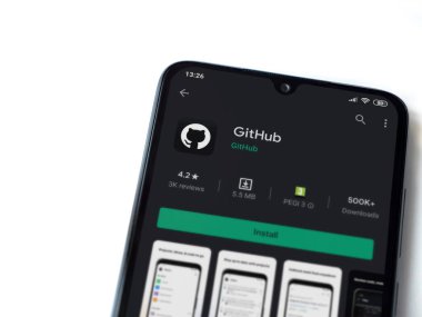 Lod, Israel - 8 Temmuz 2020: GitHub uygulama oyun mağazası sayfası beyaz arkaplanda izole edilmiş siyah bir cep telefonu ekranında. Üst görünüm düzlüğü kopyalama alanı ile yatıyordu.