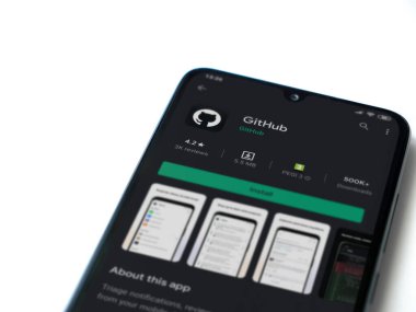 Lod, Israel - 8 Temmuz 2020: GitHub uygulama oyun mağazası sayfası beyaz arkaplanda izole edilmiş siyah bir cep telefonu ekranında. Üst görünüm düzlüğü kopyalama alanı ile yatıyordu.