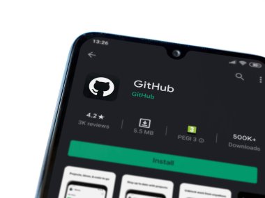 Lod, Israel - 8 Temmuz 2020: GitHub uygulama oyun mağazası sayfası beyaz arkaplanda izole edilmiş siyah bir cep telefonu ekranında. Üst görünüm düzlüğü kopyalama alanı ile yatıyordu.