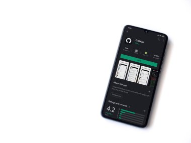 Lod, Israel - 8 Temmuz 2020: GitHub uygulama oyun mağazası sayfası beyaz arkaplanda izole edilmiş siyah bir cep telefonu ekranında. Üst görünüm düzlüğü kopyalama alanı ile yatıyordu.