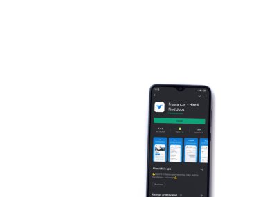 Lod, Israel - 8 Temmuz 2020: Freelancer uygulama oyun mağazası sayfası beyaz arkaplanda izole edilmiş siyah bir cep telefonu ekranında. Üst görünüm düzlüğü kopyalama alanı ile yatıyordu.