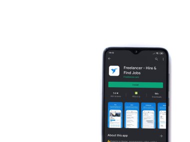 Lod, Israel - 8 Temmuz 2020: Freelancer uygulama oyun mağazası sayfası beyaz arkaplanda izole edilmiş siyah bir cep telefonu ekranında. Üst görünüm düzlüğü kopyalama alanı ile yatıyordu.
