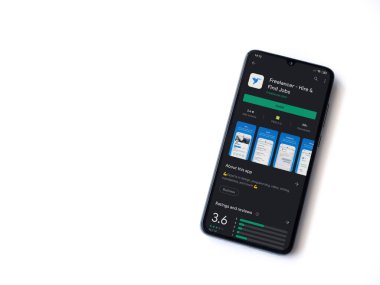 Lod, Israel - 8 Temmuz 2020: Freelancer uygulama oyun mağazası sayfası beyaz arkaplanda izole edilmiş siyah bir cep telefonu ekranında. Üst görünüm düzlüğü kopyalama alanı ile yatıyordu.