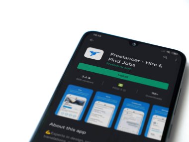 Lod, Israel - 8 Temmuz 2020: Freelancer uygulama oyun mağazası sayfası beyaz arkaplanda izole edilmiş siyah bir cep telefonu ekranında. Üst görünüm düzlüğü kopyalama alanı ile yatıyordu.