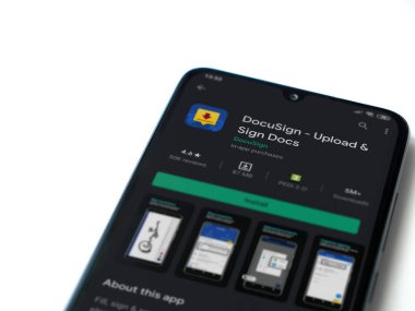 Lod, Israel - 8 Temmuz 2020: Docusign uygulama oyun mağazası sayfası beyaz arkaplanda izole edilmiş siyah bir cep telefonu ekranında. Üst görünüm düzlüğü kopyalama alanı ile yatıyordu.