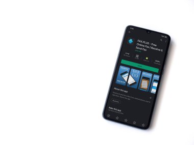 Lod, Israel - 8 Temmuz 2020: Faks Plus uygulama oyun mağazası sayfası beyaz arkaplanda izole edilmiş siyah bir cep telefonu ekranında. Üst görünüm düzlüğü kopyalama alanı ile yatıyordu.