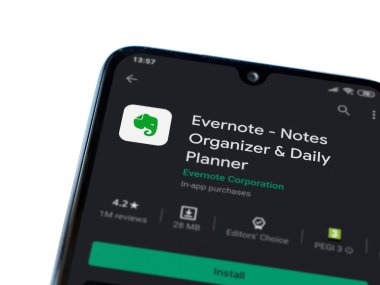 Lod, Israel - 8 Temmuz 2020: Evernote uygulaması oyun mağazası sayfası beyaz arkaplanda izole edilmiş siyah bir cep telefonu ekranında. Üst görünüm düzlüğü kopyalama alanı ile yatıyordu.