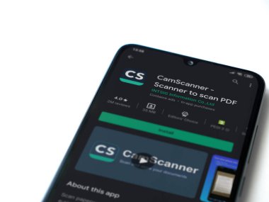 Lod, Israel - 8 Temmuz 2020: CamScanner uygulama oyun mağazası sayfası beyaz arkaplanda izole edilmiş siyah bir cep telefonu ekranında. Üst görünüm düzlüğü kopyalama alanı ile yatıyordu.