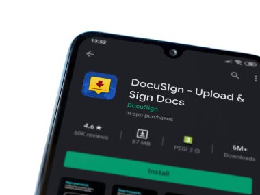 Lod, Israel - 8 Temmuz 2020: Docusign uygulama oyun mağazası sayfası beyaz arkaplanda izole edilmiş siyah bir cep telefonu ekranında. Üst görünüm düzlüğü kopyalama alanı ile yatıyordu.