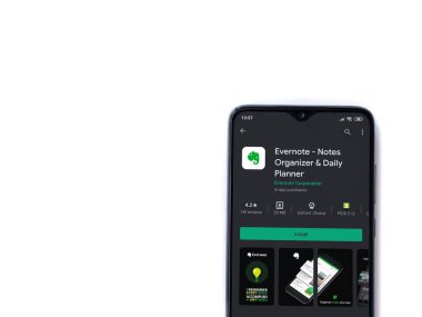 Lod, Israel - 8 Temmuz 2020: Evernote uygulaması oyun mağazası sayfası beyaz arkaplanda izole edilmiş siyah bir cep telefonu ekranında. Üst görünüm düzlüğü kopyalama alanı ile yatıyordu.