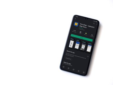 Lod, Israel - 8 Temmuz 2020: Docusign uygulama oyun mağazası sayfası beyaz arkaplanda izole edilmiş siyah bir cep telefonu ekranında. Üst görünüm düzlüğü kopyalama alanı ile yatıyordu.