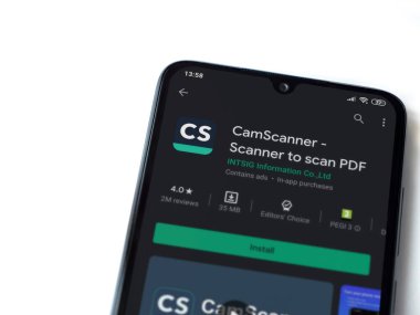 Lod, Israel - 8 Temmuz 2020: CamScanner uygulama oyun mağazası sayfası beyaz arkaplanda izole edilmiş siyah bir cep telefonu ekranında. Üst görünüm düzlüğü kopyalama alanı ile yatıyordu.