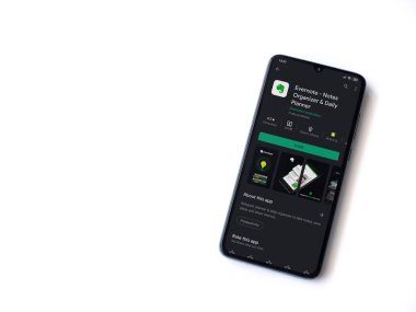 Lod, Israel - 8 Temmuz 2020: Evernote uygulaması oyun mağazası sayfası beyaz arkaplanda izole edilmiş siyah bir cep telefonu ekranında. Üst görünüm düzlüğü kopyalama alanı ile yatıyordu.