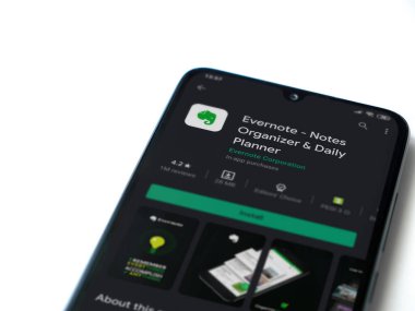 Lod, Israel - 8 Temmuz 2020: Evernote uygulaması oyun mağazası sayfası beyaz arkaplanda izole edilmiş siyah bir cep telefonu ekranında. Üst görünüm düzlüğü kopyalama alanı ile yatıyordu.