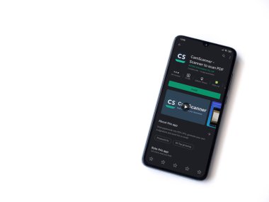 Lod, Israel - 8 Temmuz 2020: CamScanner uygulama oyun mağazası sayfası beyaz arkaplanda izole edilmiş siyah bir cep telefonu ekranında. Üst görünüm düzlüğü kopyalama alanı ile yatıyordu.